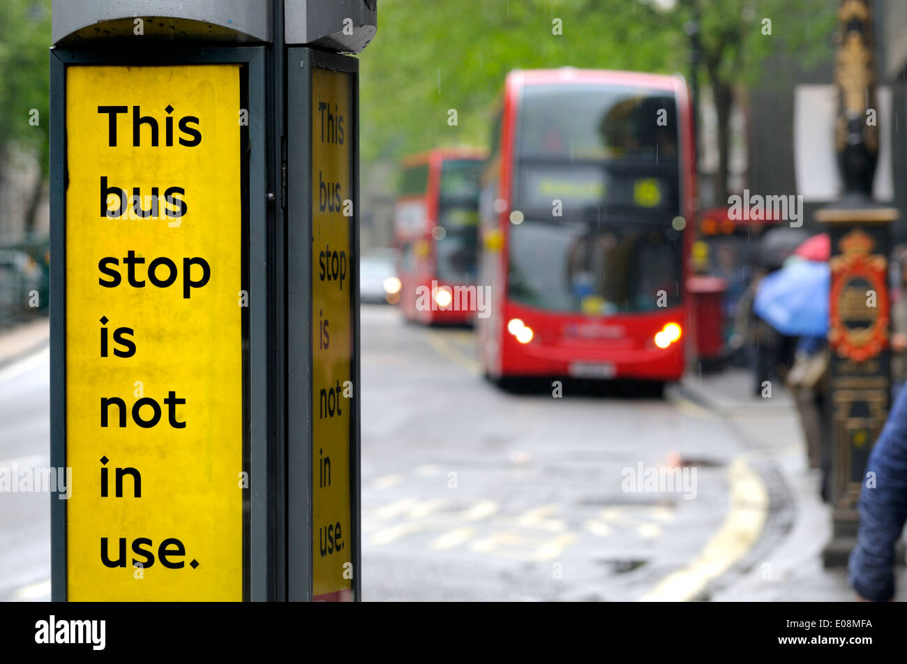 Londra, Inghilterra, Regno Unito. Chiuso fermata bus con autobus di linea passante Foto Stock