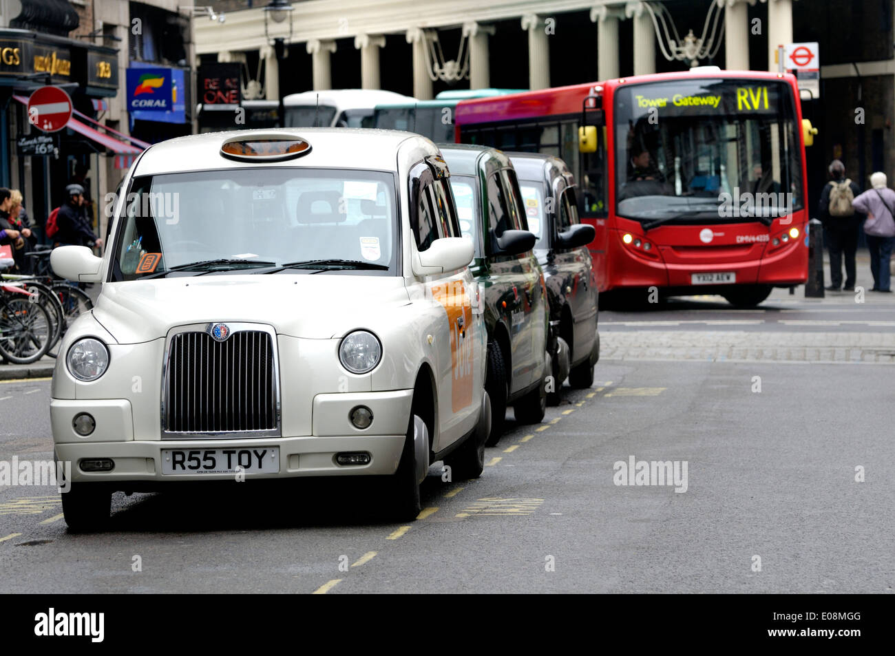 Londra, Inghilterra, Regno Unito. Taxi e bus Foto Stock