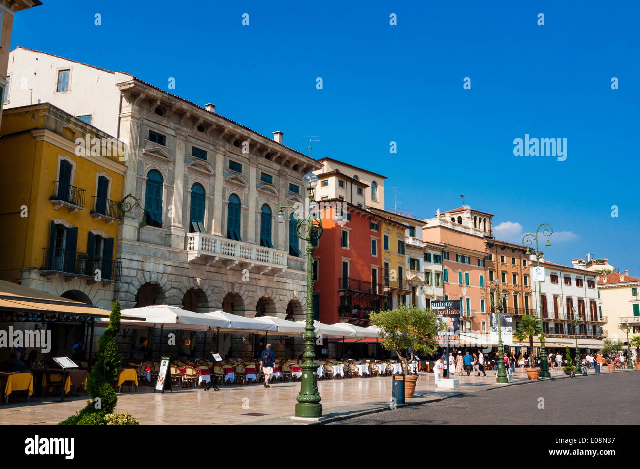 Piazza Bra, Verona, Sito Patrimonio Mondiale dell'UNESCO, Veneto, Italia, Europa Foto Stock