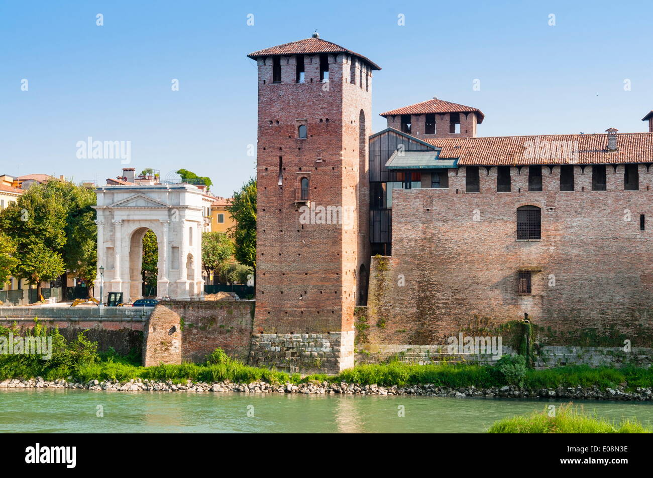 Castelvecchio fortezza risalente al 1355, il fiume Adige e Arco dei Gavi, Verona, Sito Patrimonio Mondiale dell'UNESCO, Veneto, Italia, Europa Foto Stock
