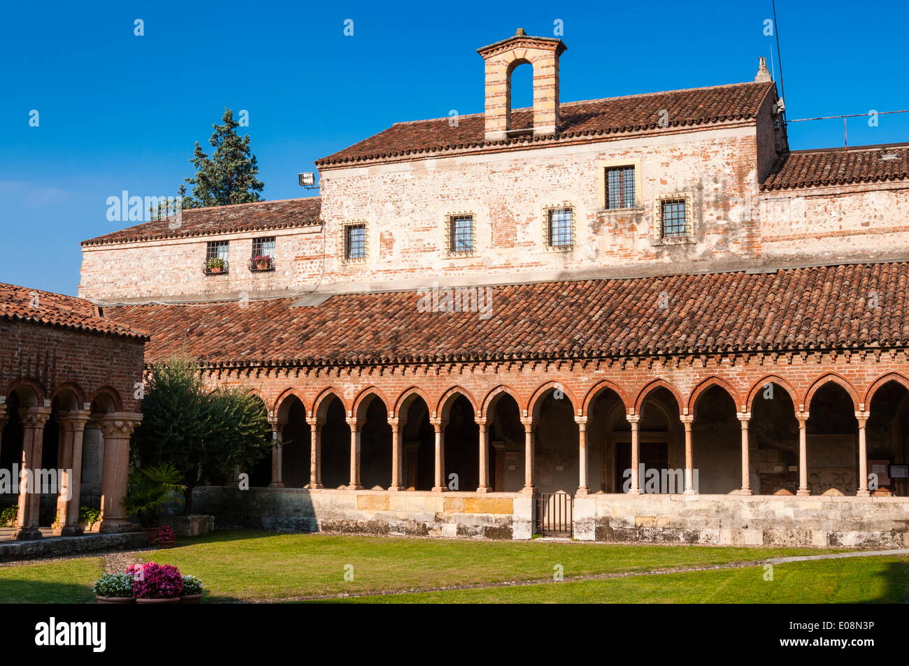 Chiostro della Chiesa di San Zeno Maggiore, Verona, Sito Patrimonio Mondiale dell'UNESCO, Veneto, Italia, Europa Foto Stock
