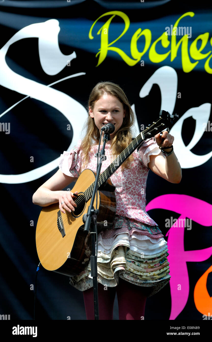 Louise Giordania tuning la sua chitarra presso il Festival spazia, Rochester, Kent, 5 maggio 2014. Il festival tradizionale, rivive in 1981. Foto Stock