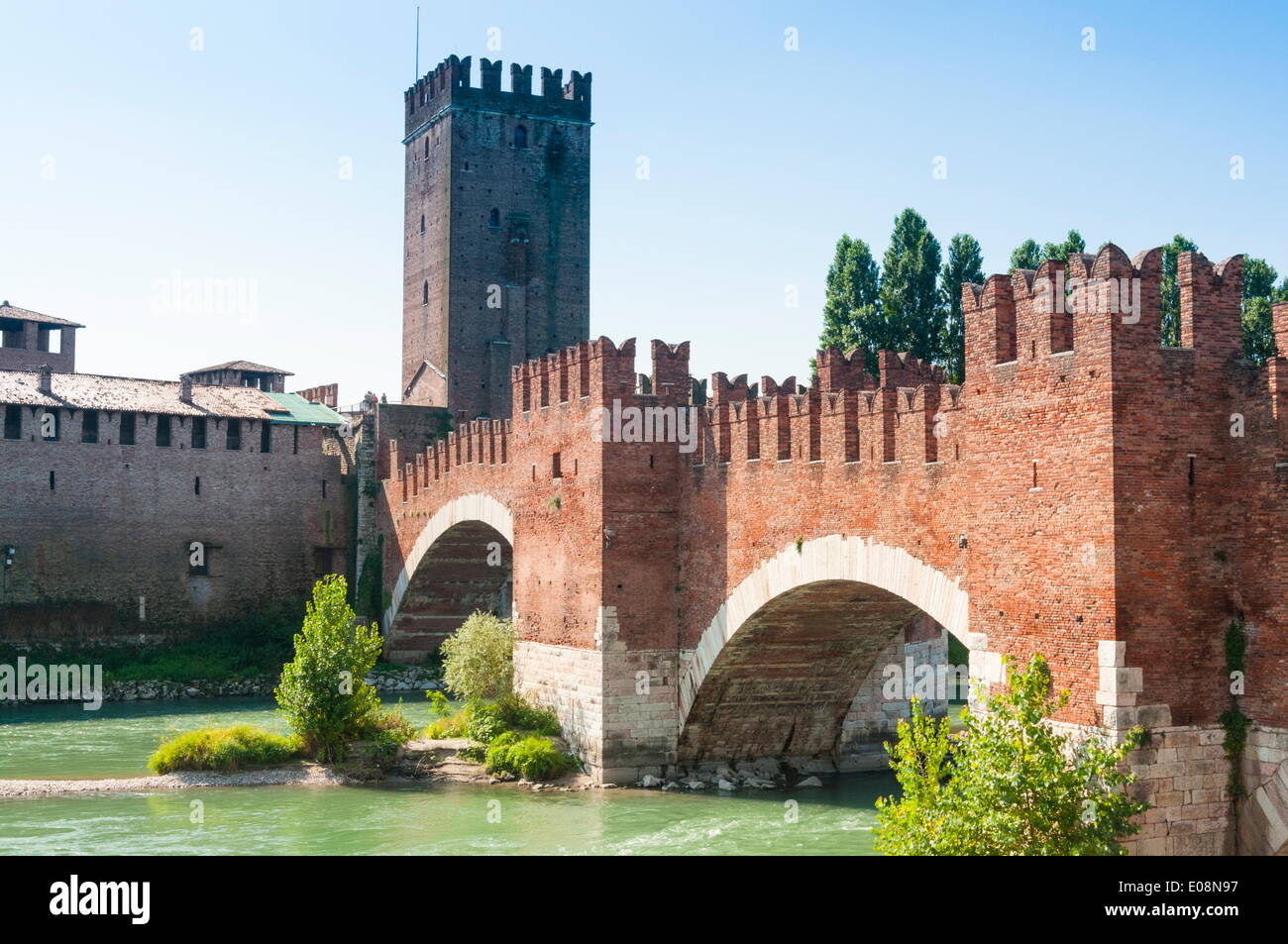 Ponte Scaligero ponte fuori Castelvecchio fortezza, il fiume Adige, Verona, Sito Patrimonio Mondiale dell'UNESCO, Veneto, Italia, Europa Foto Stock