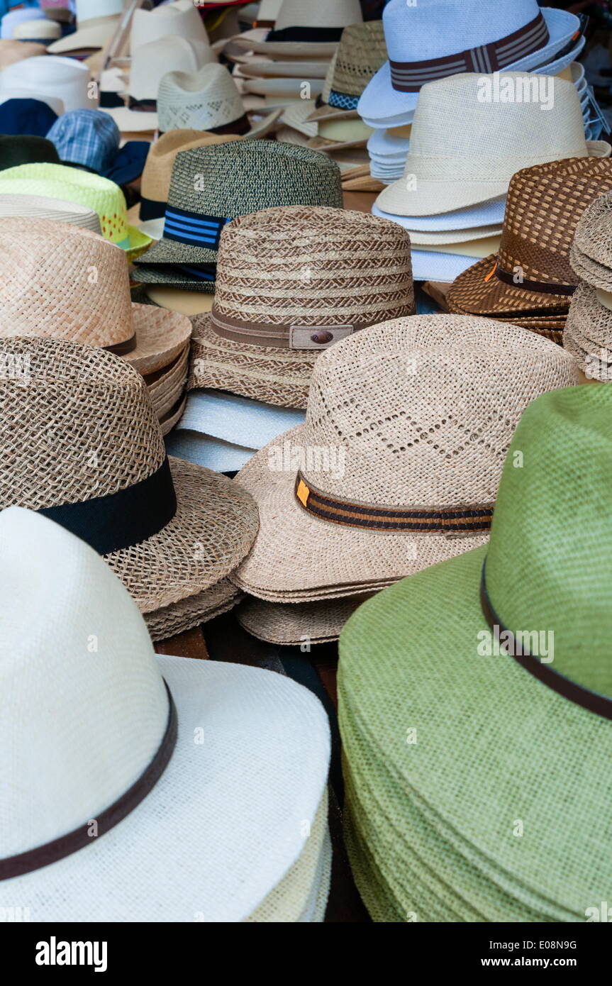 Cappelli per la vendita, mercato in Piazza delle Erbe, Verona, Veneto, Italia, Europa Foto Stock