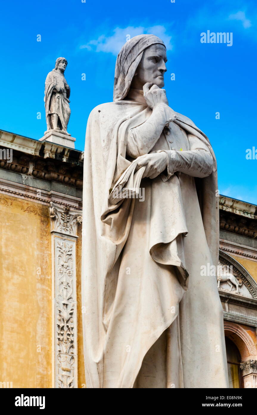 Statua di Dante Alighieri, Piazza dei Signori (Piazza Dante), Verona, Sito Patrimonio Mondiale dell'UNESCO, Veneto, Italia, Europa Foto Stock