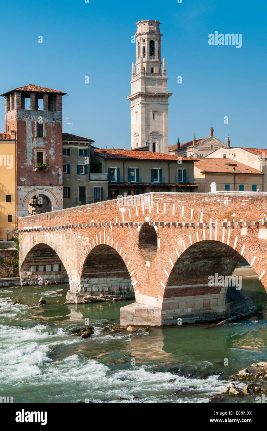 Ponte Pietra, il fiume Adige, Verona, Sito Patrimonio Mondiale dell'UNESCO, Veneto, Italia, Europa Foto Stock