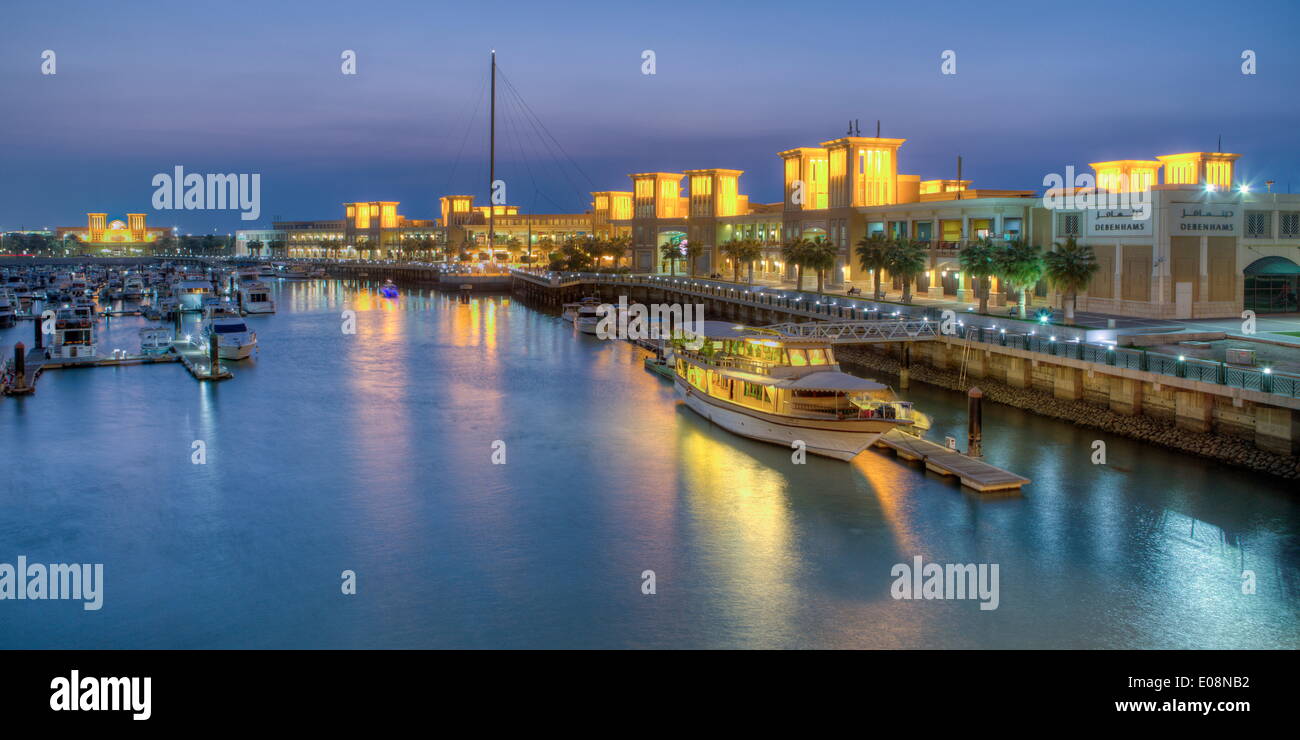 Souk Shark Mall e Kuwait Harbour, illuminate al tramonto, Kuwait City, Kuwait, Medio Oriente Foto Stock