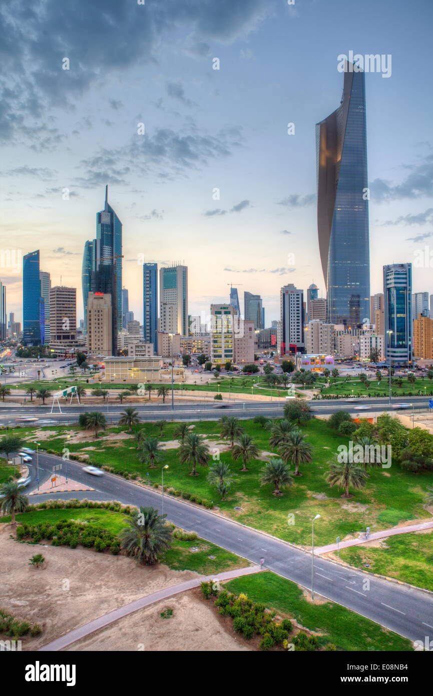 Vista in elevazione del moderno skyline della città e il quartiere centrale degli affari, Kuwait City, Kuwait, Medio Oriente Foto Stock