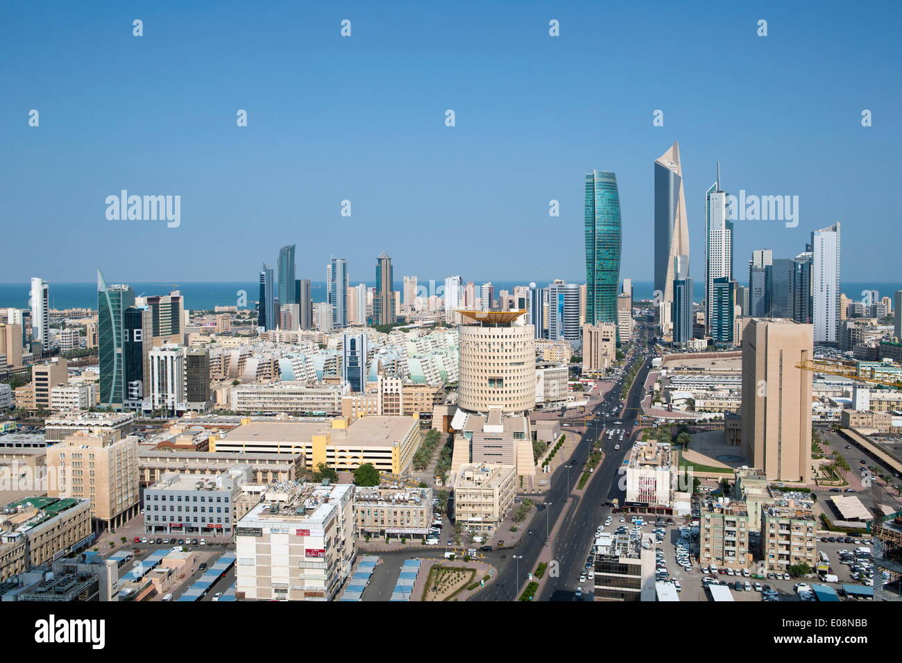 Vista in elevazione del moderno skyline della città e il quartiere centrale degli affari, Kuwait City, Kuwait, Medio Oriente Foto Stock