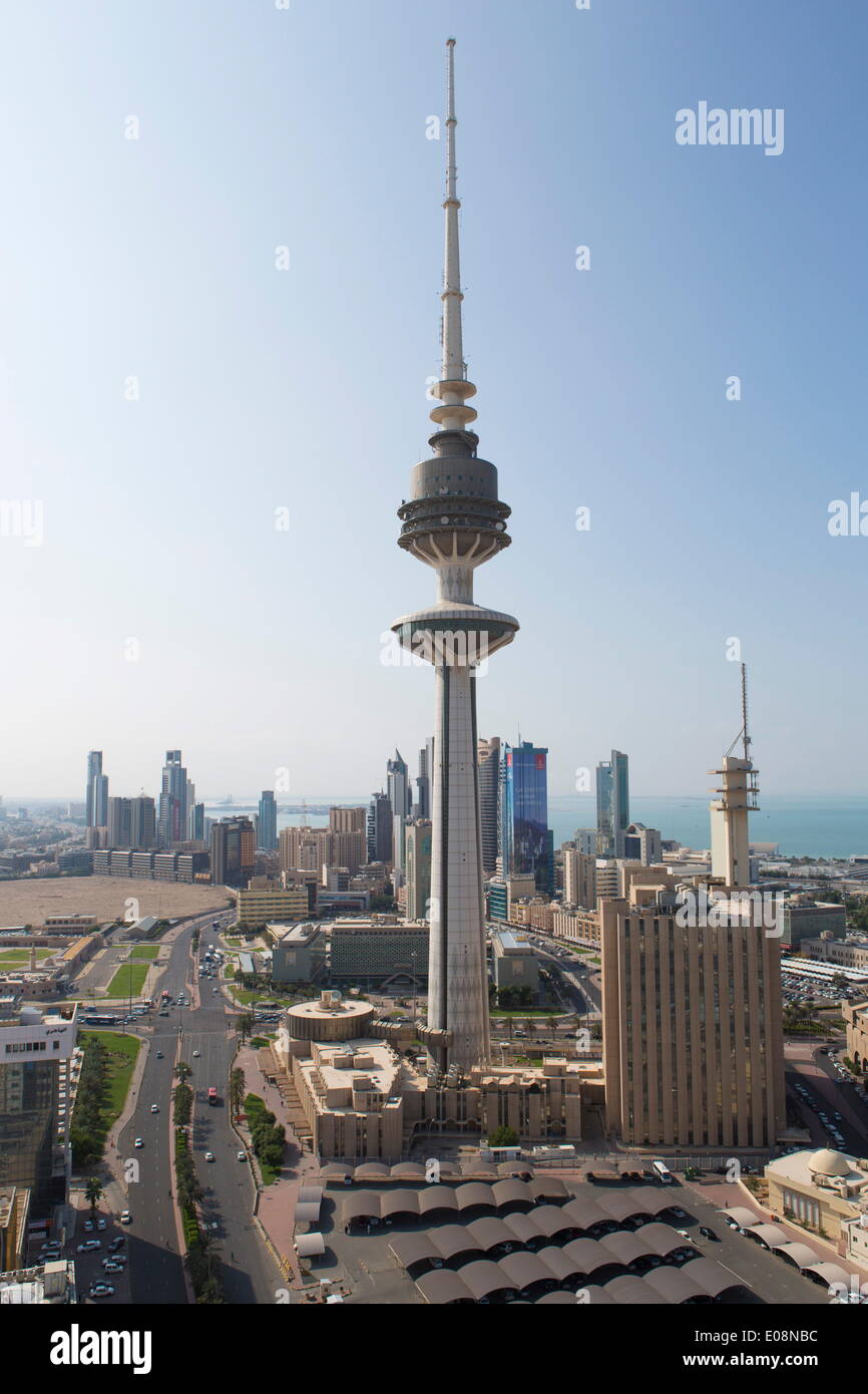 Vista in elevazione del moderno skyline della città e il quartiere centrale degli affari di liberazione Tower, Kuwait City, Kuwait, Medio Oriente Foto Stock