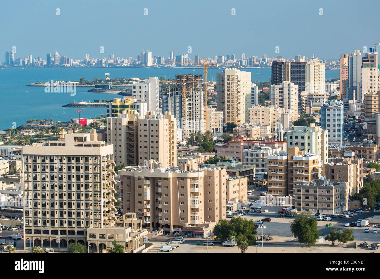 Vista in elevazione dello skyline della città e sobborghi residenziali, Kuwait City, Kuwait, Medio Oriente Foto Stock