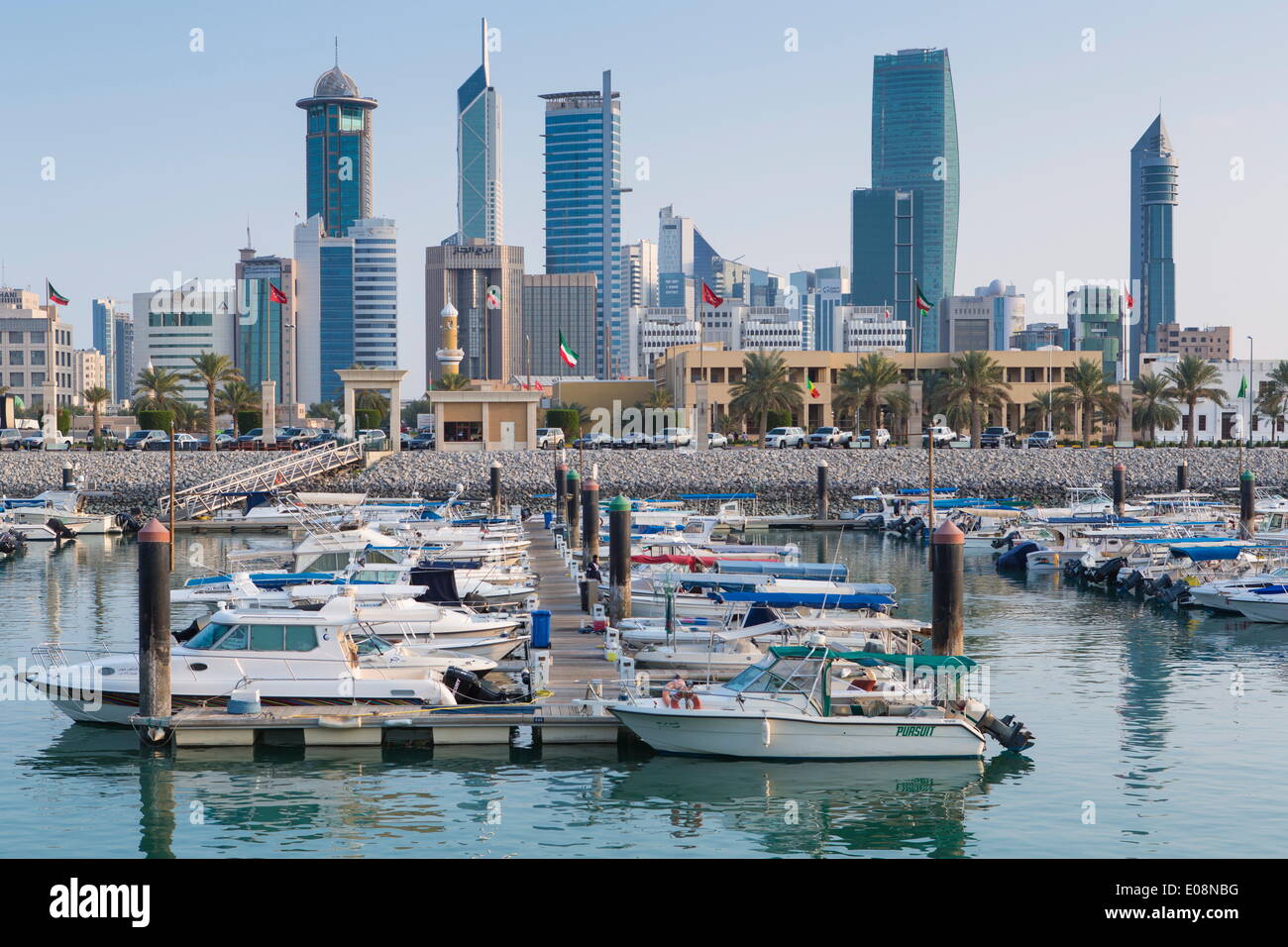 Skyline della città visto dal Souk Shark Mall e Kuwait Harbour, Kuwait City, Kuwait, Medio Oriente Foto Stock