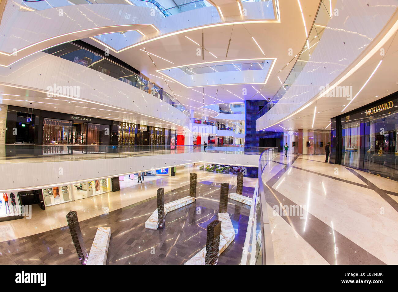 Al Hamra Tower, completata nel 2011 include un lussuoso centro commerciale e d'affari in Kuwait City, Kuwait, Medio Oriente Foto Stock