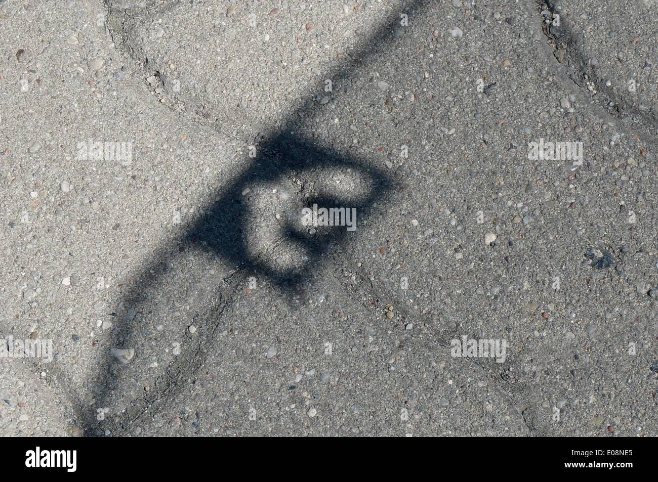 Illustrazione - l ombra di un Euro segno è raffigurato su un pavimento di calcestruzzo in Germania, 25 agosto 2013. Foto: Berliner Verlag/Steinach - NESSUN SERVIZIO DI FILO Foto Stock