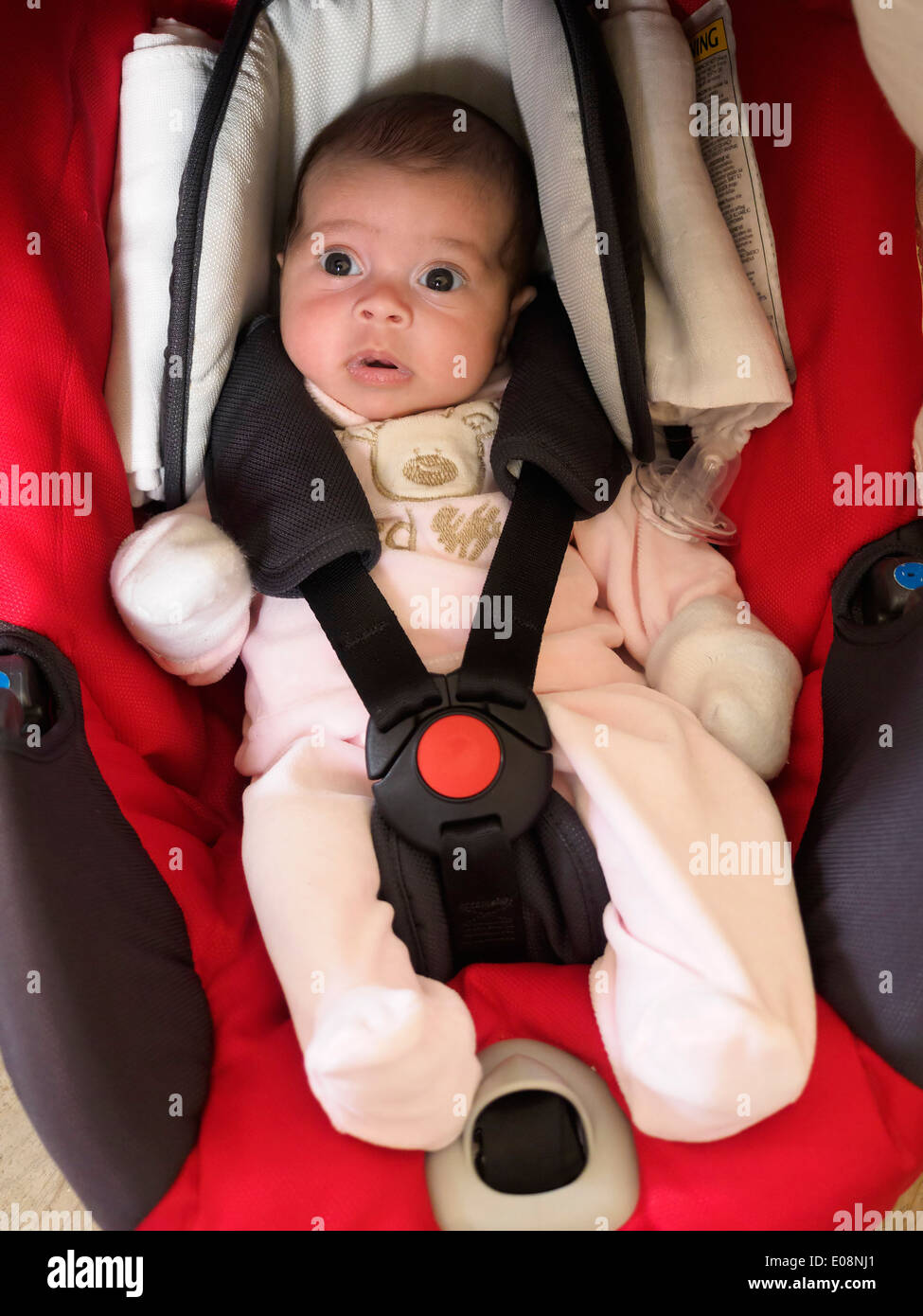 Baby strapped in un sedile di automobile Foto Stock