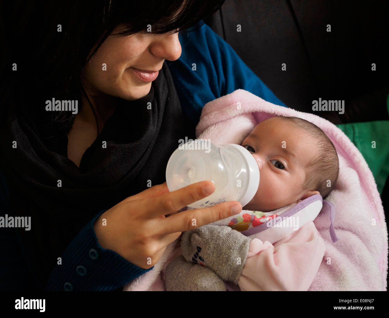 Giovane madre biberon suo neonato Foto Stock