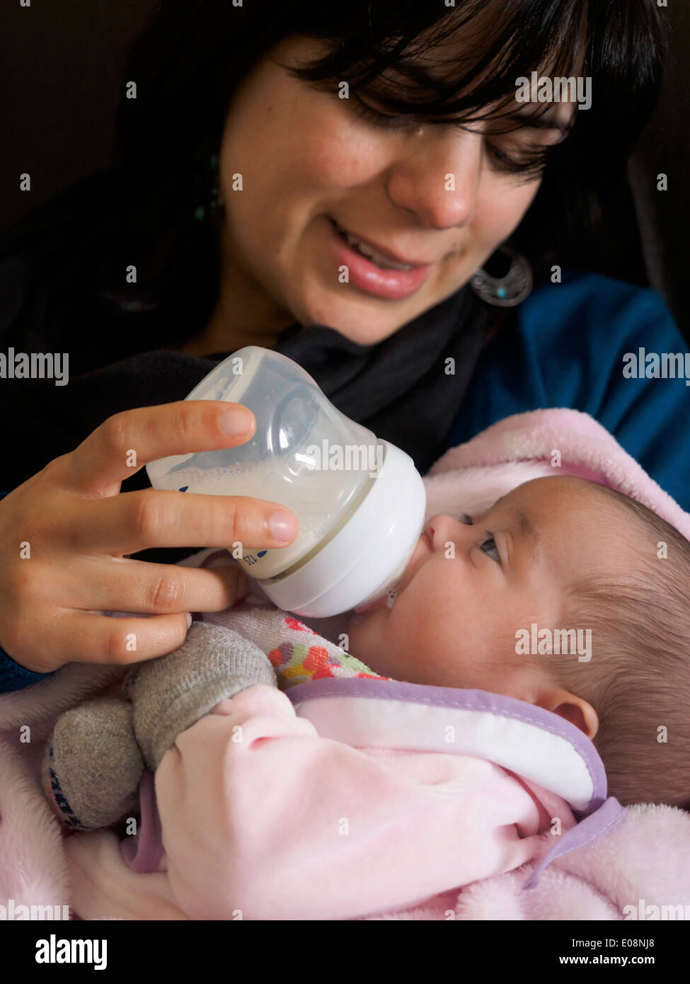 Giovane madre biberon suo neonato Foto Stock