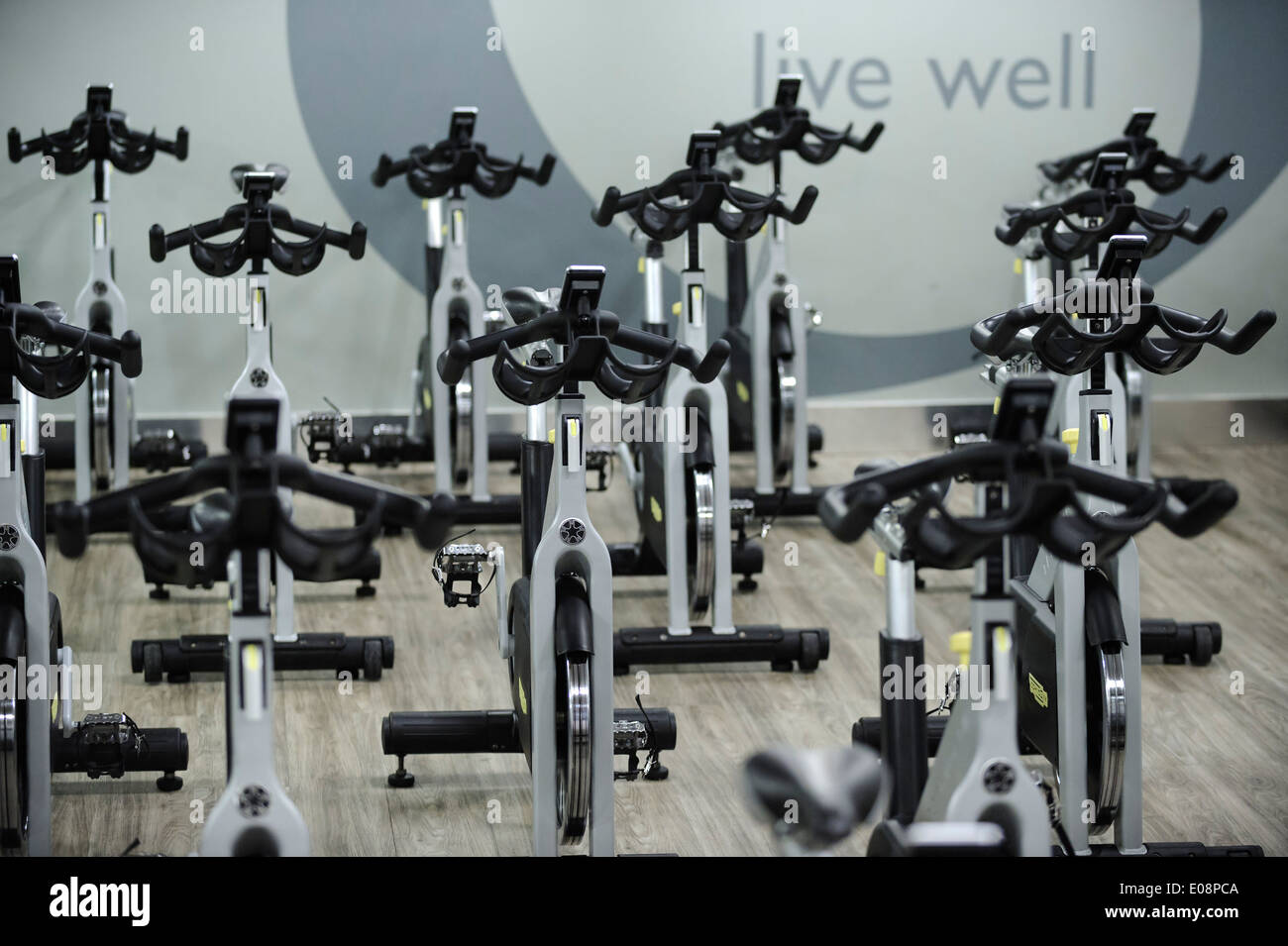 Svuotare palestra palestra piena di biciclette stazionaria Foto Stock