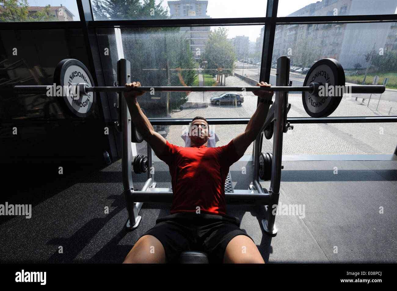 L'uomo sollevamento pesi in palestra Foto Stock