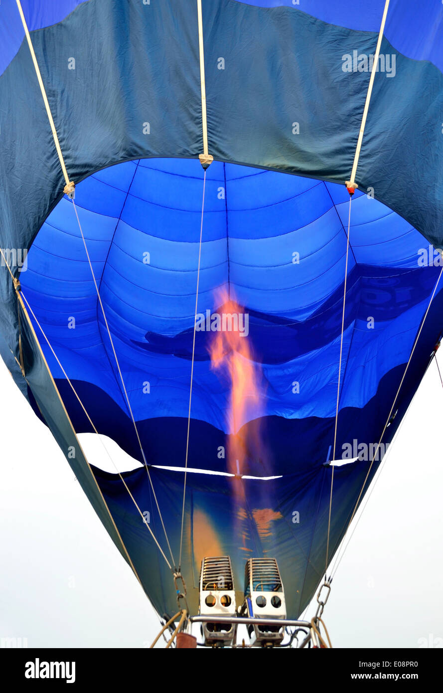 Di blasti della fiamma del bruciatore nella bocca della mongolfiera in Putrajaya International Hot Air Balloon Fiesta Foto Stock