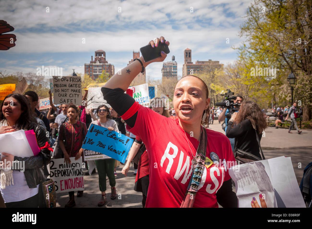 Gli attivisti nel rally di Washington Square Park nel Greenwich Village di New York per il 'Lavoratori Immigrati giustizia Tour' il giorno di maggio Foto Stock