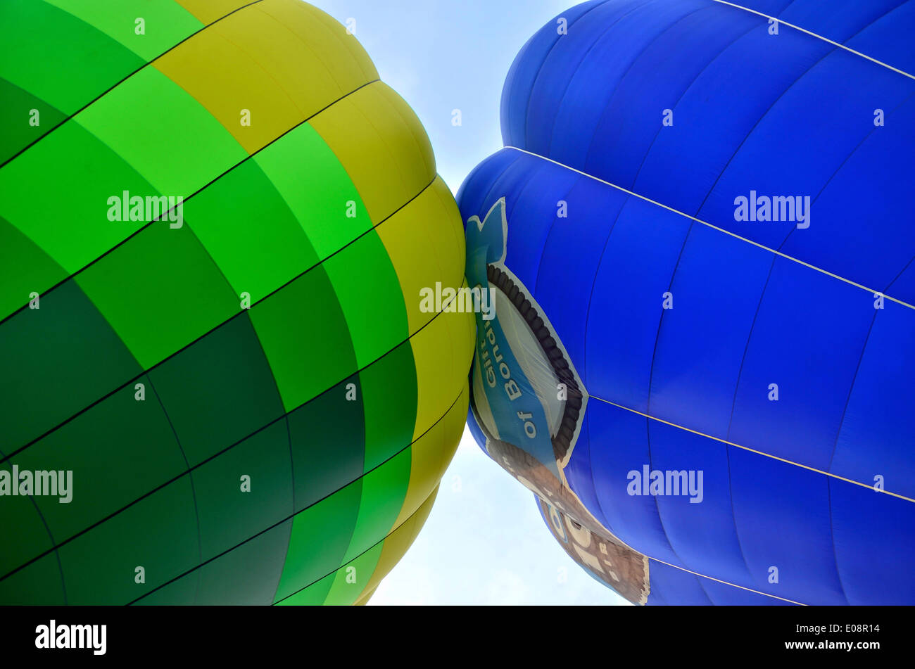 Ci sono due aria calda ballons kiss insieme in Putrajaya International Hot Air Balloon Fiesta Foto Stock