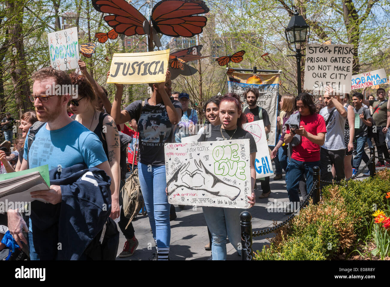 Gli attivisti nel rally di Washington Square Park nel Greenwich Village di New York per il 'Lavoratori Immigrati giustizia Tour' il giorno di maggio Foto Stock