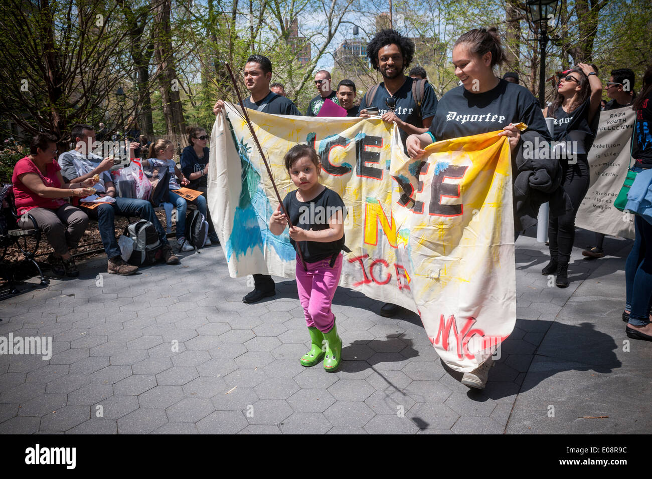 Gli attivisti nel rally di Washington Square Park nel Greenwich Village di New York per il 'Lavoratori Immigrati giustizia Tour' il giorno di maggio Foto Stock