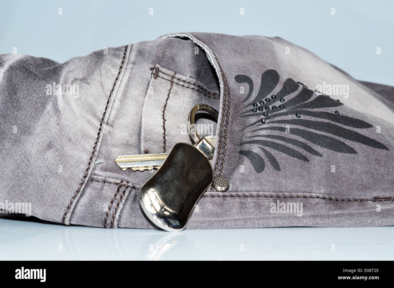 Retrò filtrata Set di appartamento o le chiavi dell'auto in Silver tasca dei jeans Foto Stock