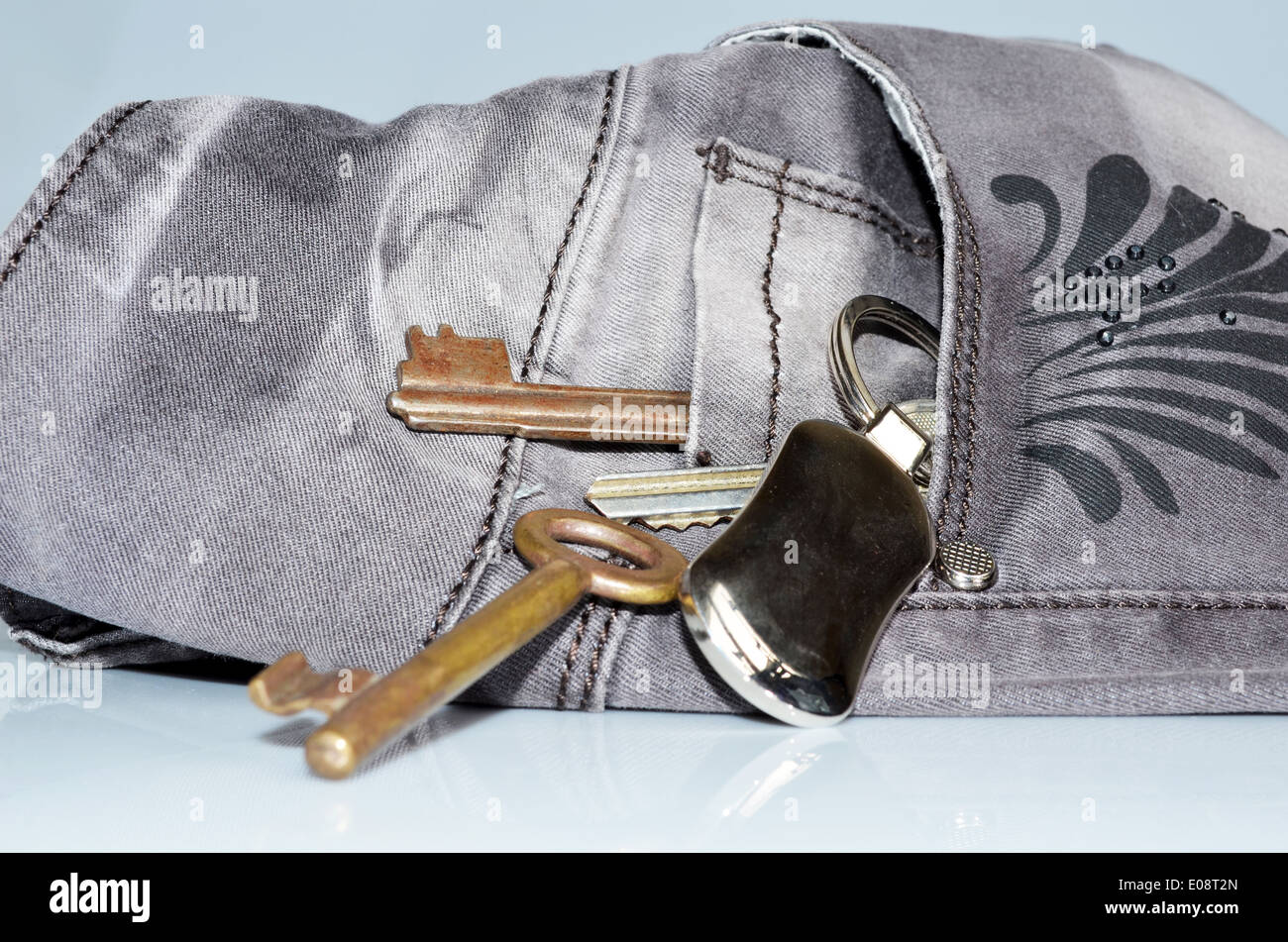 Retrò filtrata Set di appartamento o le chiavi dell'auto in Silver tasca dei jeans Foto Stock