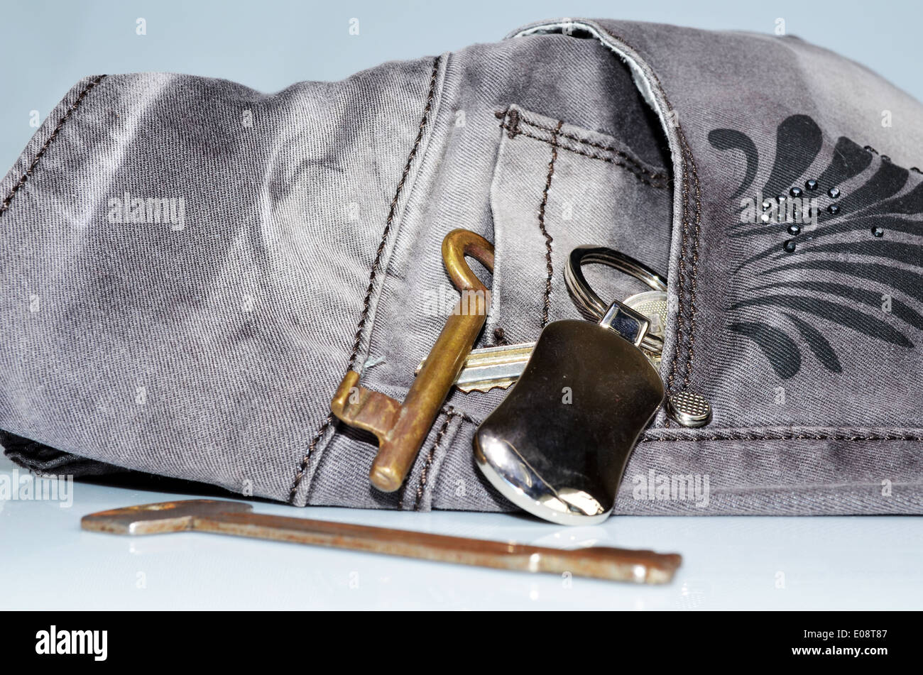 Retrò filtrata Set di appartamento o le chiavi dell'auto in Silver tasca dei jeans Foto Stock