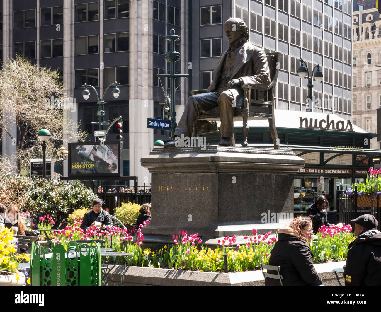 Statua di Horace Greeley con la folla godendo di fiori in primavera, Greeley Square, New York, Stati Uniti d'America Foto Stock