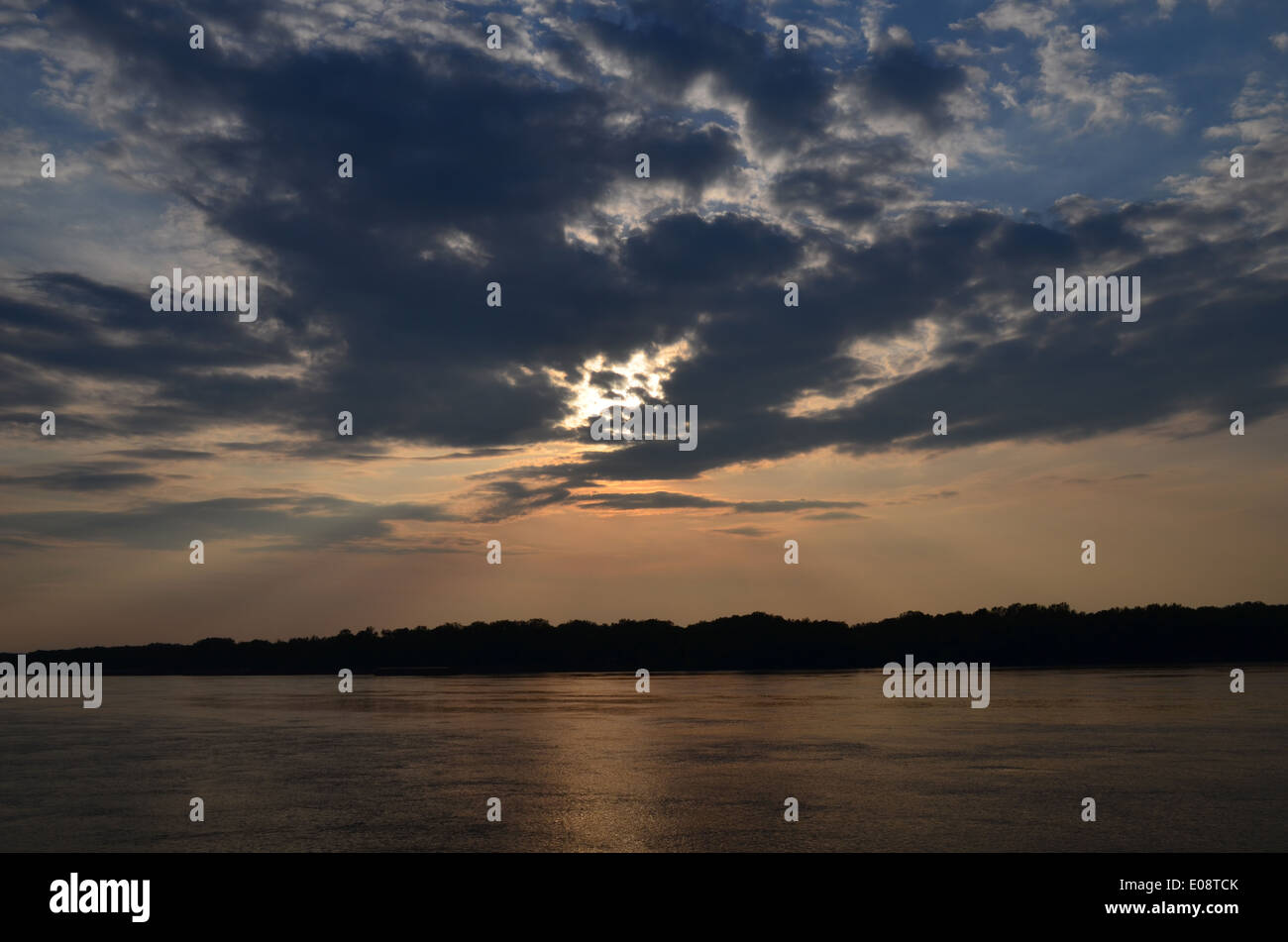 Bellissimo cielo al tramonto a Ruse,fiume Danubio Foto Stock