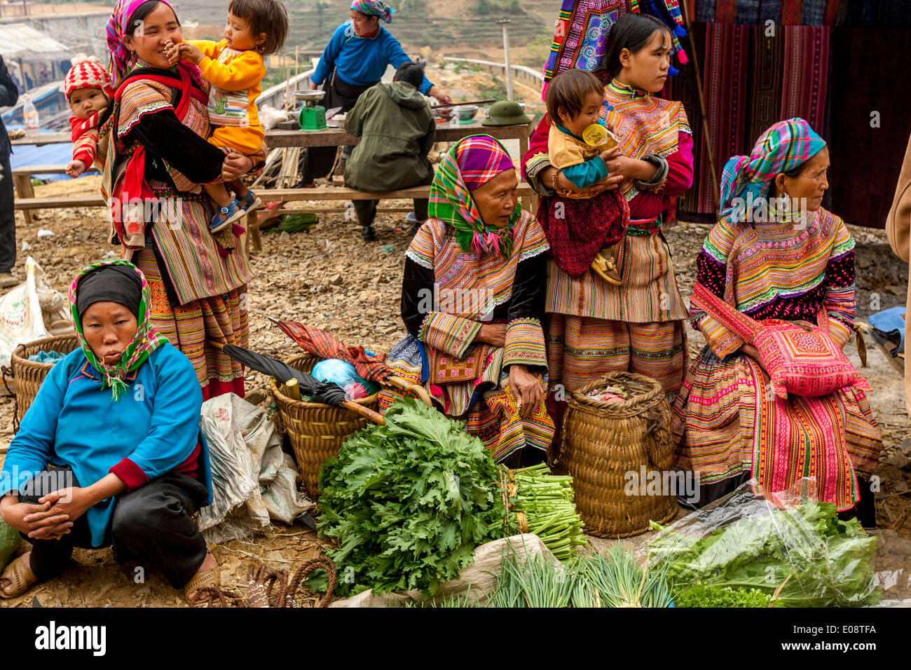 Flower popolo Hmong al mercato delle minoranze etniche in può cau, Lao Cai Provincia, Vietnam Foto Stock