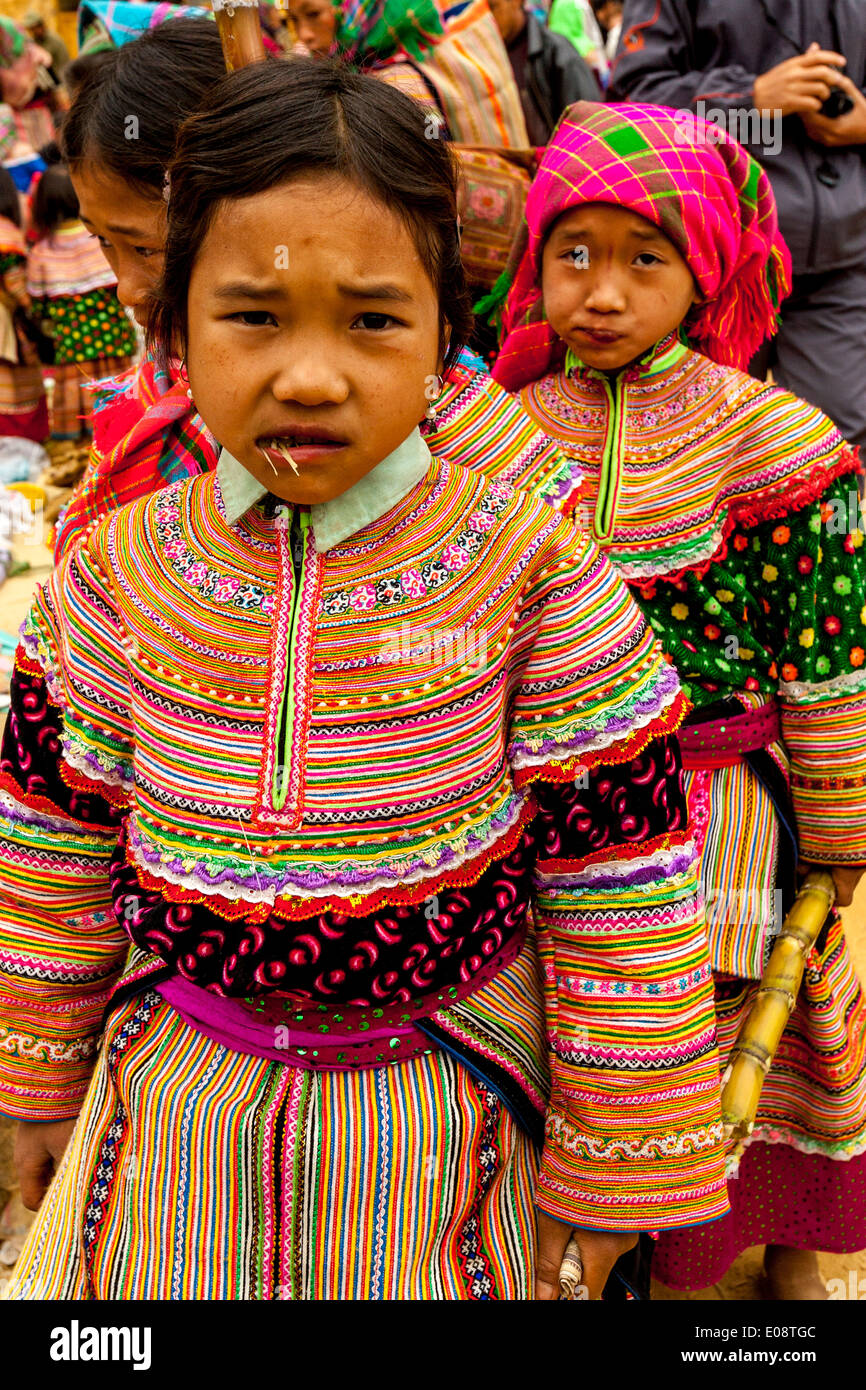 Due ragazze di Flower Hmong Hill Tribe al mercato delle minoranze etniche in può cau, Lao Cai Provincia, Vietnam Foto Stock