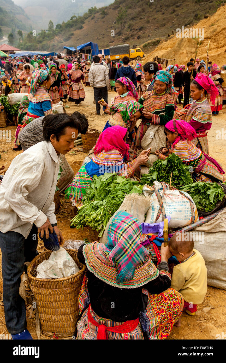 Flower popolo Hmong al mercato delle minoranze etniche in può cau, Lao Cai Provincia, Vietnam Foto Stock