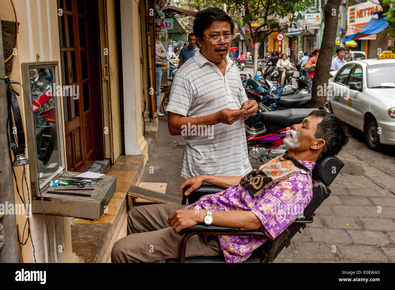 Street barbiere, Hanoi, Vietnam Foto Stock