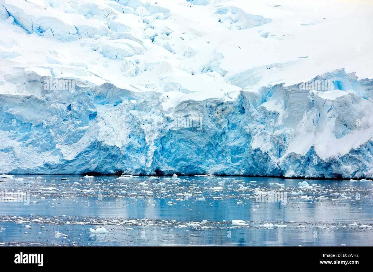 Blu ghiaccio del ghiacciaio in faccia il canale di Lemaire Antartide Foto Stock