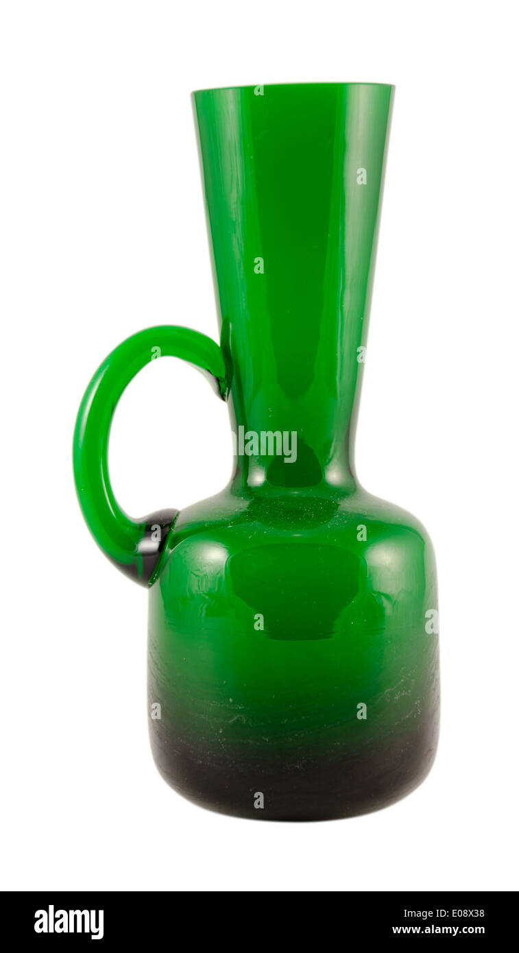 Vetro verde vase moderno con impugnatura isolata su bianco bacground Foto Stock