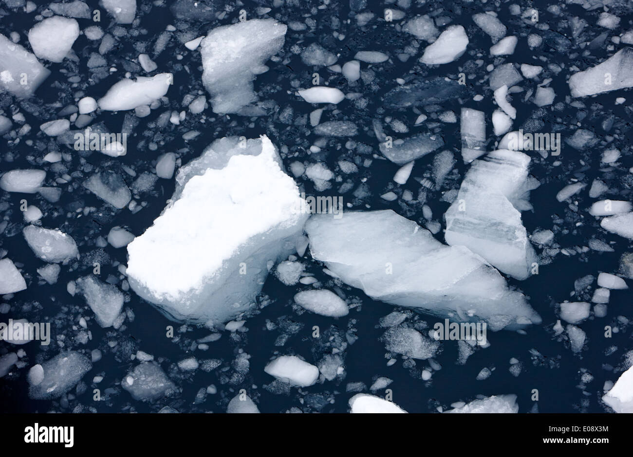 Bergy bit e insolente di ghiaccio nel canale di Lemaire Antartide Foto Stock