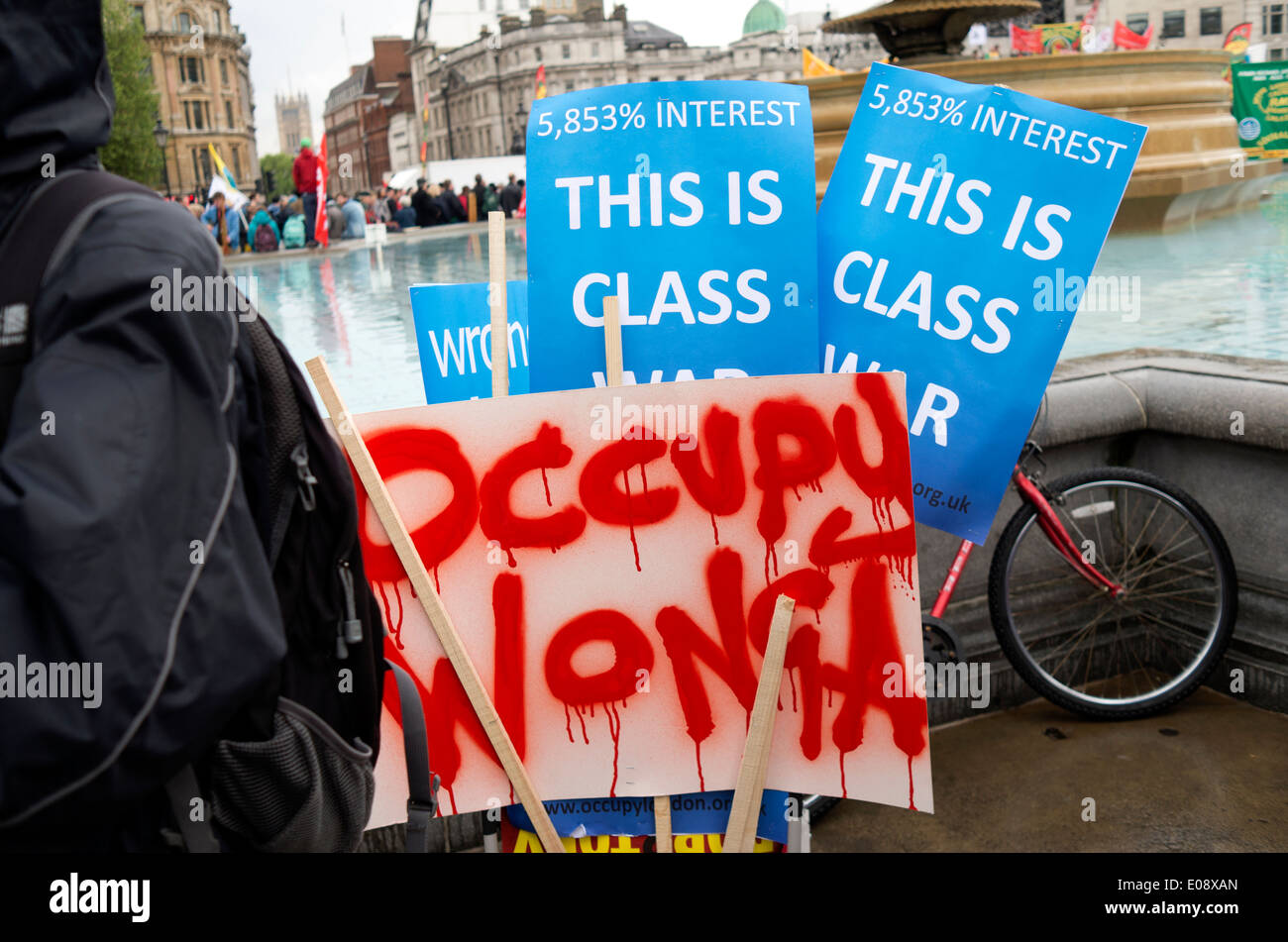 Class War cartelloni in Trafalgar Square durante il London giorno di maggio rally 2014. Foto Stock