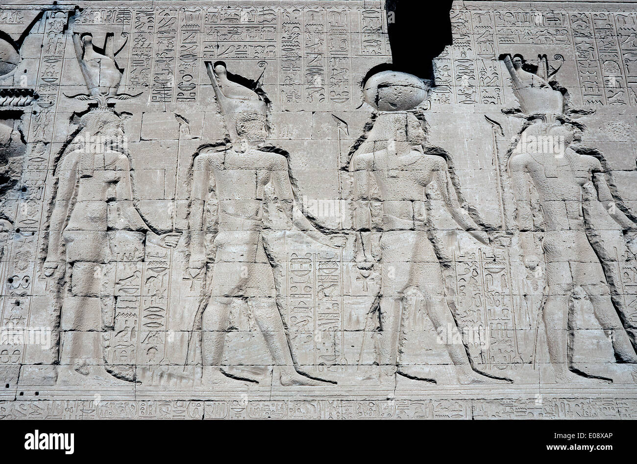 L'Egitto,Dendera,tempio tolemaico della dea Hathor.Vista della parete esterna con intagli. Foto Stock