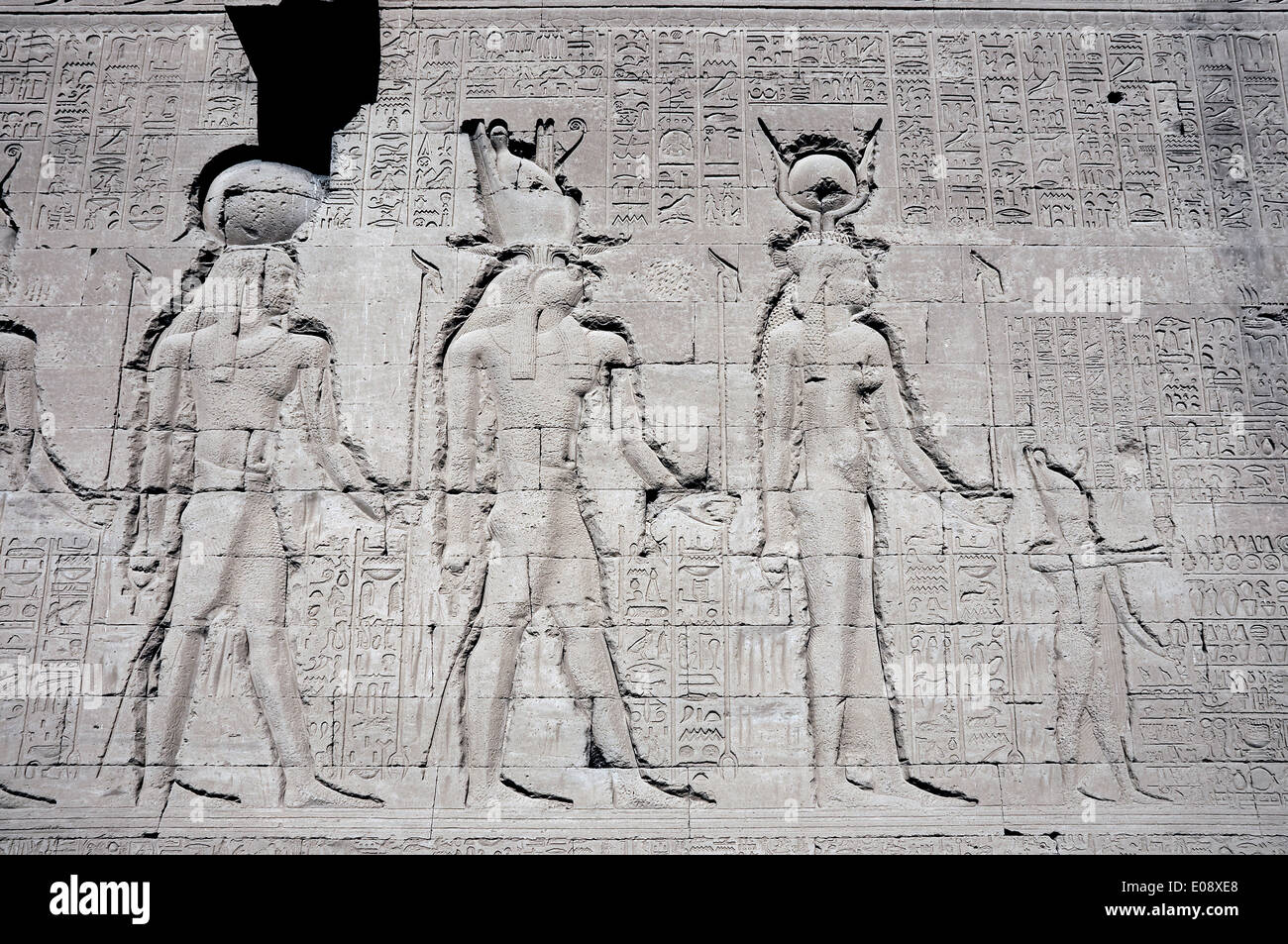 L'Egitto,Dendera,tempio tolemaico della dea Hathor.incisioni su pareti. Foto Stock