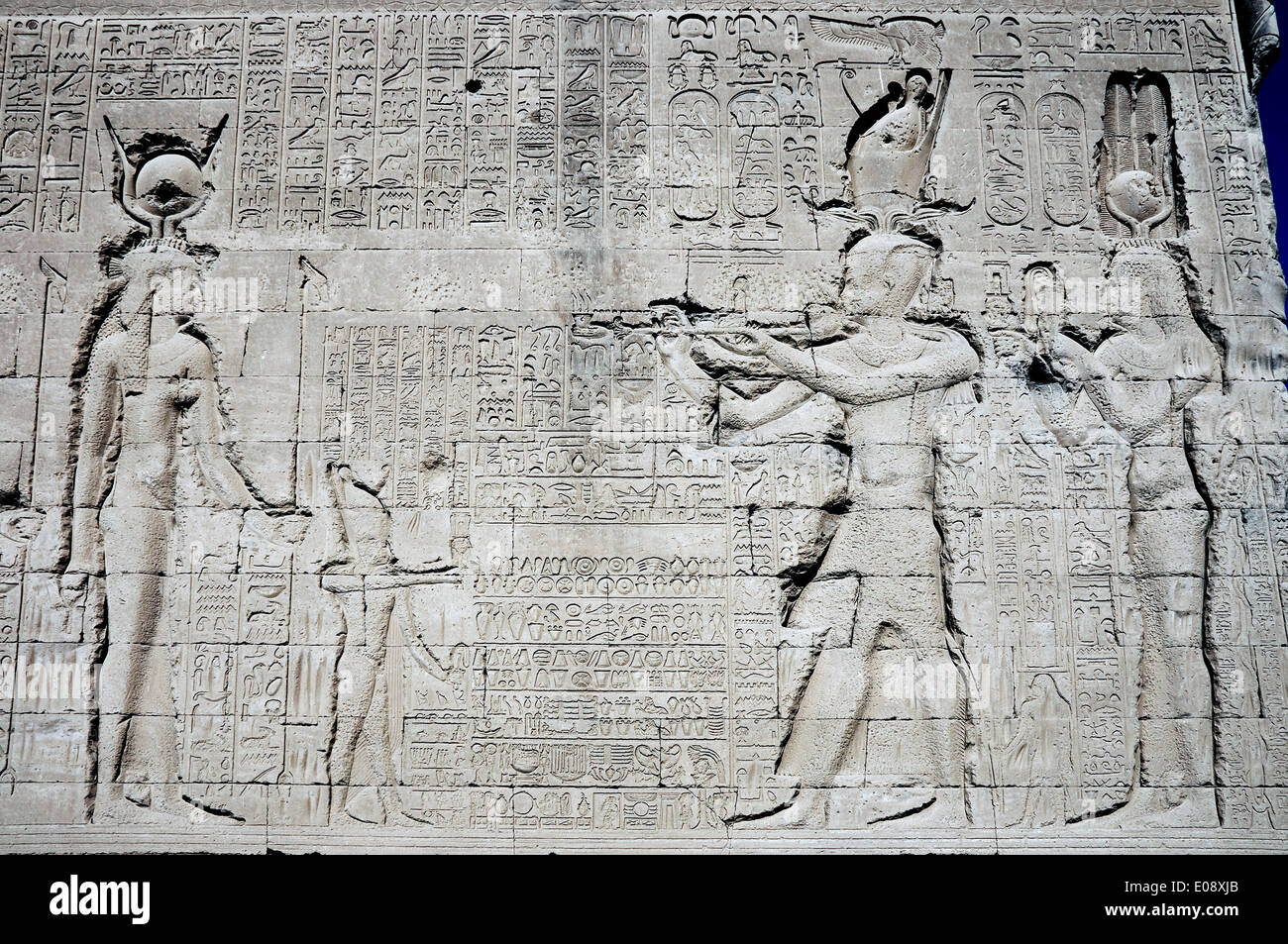 L'Egitto,Dendera,tempio tolemaico della dea Hathor.incisioni su pareti. Foto Stock