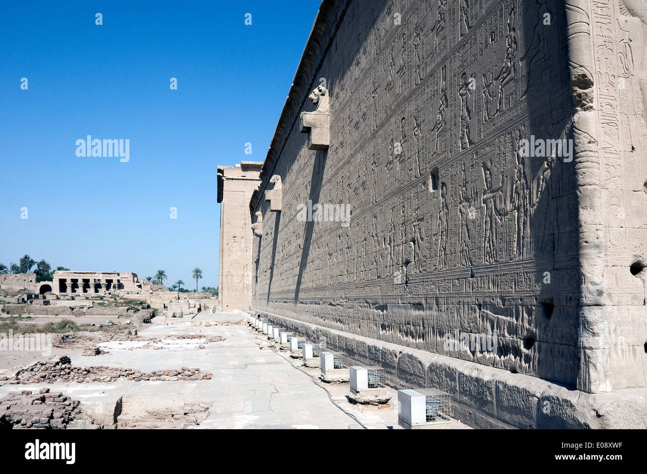 L'Egitto,Dendera,tempio tolemaico della dea Hathor.Vista delle pareti esterne. Foto Stock