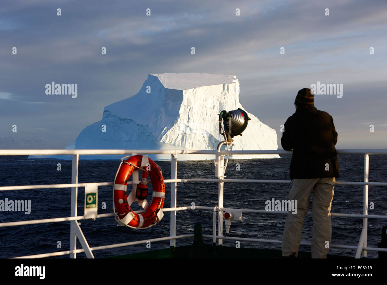 L'uomo prendendo fotografia di giganteschi iceberg a bordo della nave in Antartide Foto Stock