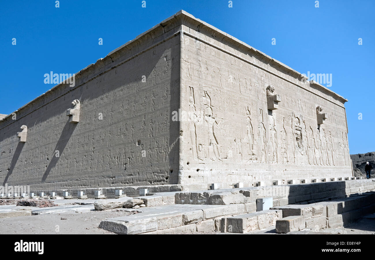 L'Egitto,Dendera,tempio tolemaico della dea Hathor.incisioni su pareti esterne. Foto Stock