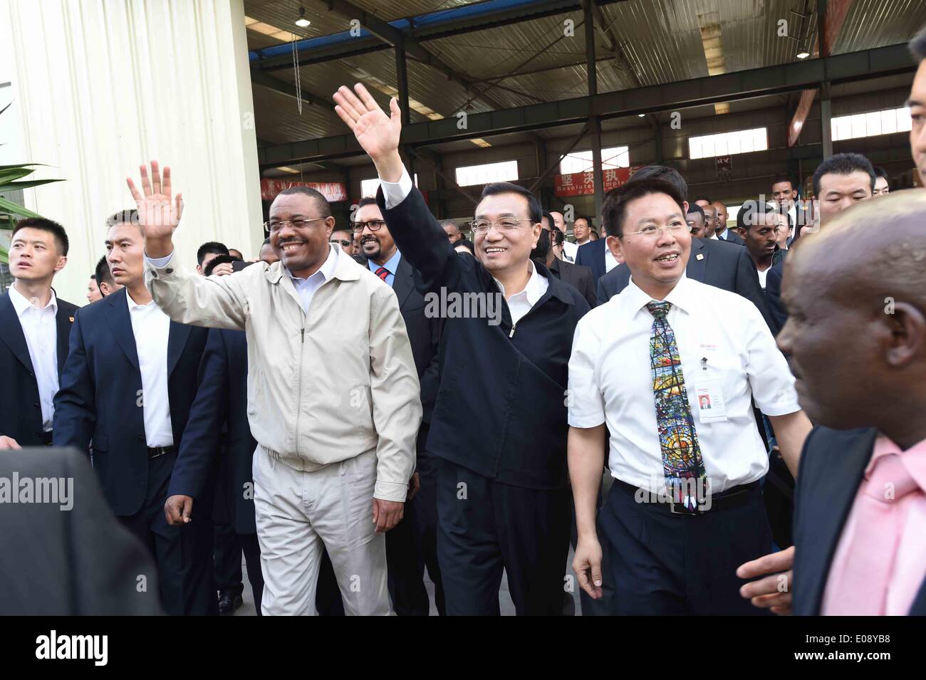 Etiopia ad Addis Abeba. Il 5 maggio, 2014. Il premier cinese LI Keqiang (terza R) visite il settore orientale della zona accompagnati dal suo omologo etiope Hailemariam Desalegn (3 L) in Etiopia ad Addis Abeba, 5 maggio 2014. Credito: Li Xueren/Xinhua/Alamy Live News Foto Stock