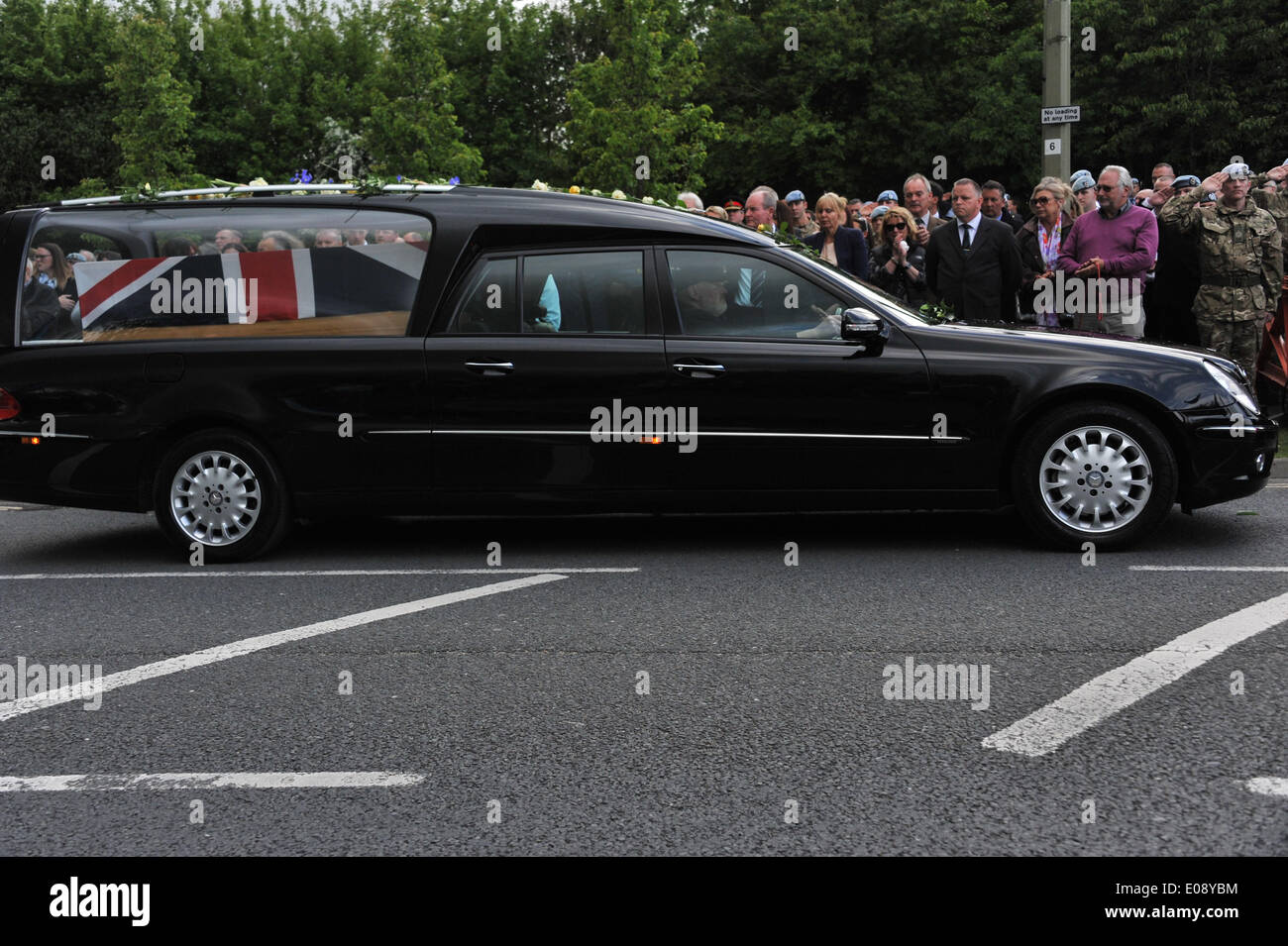 Brize Norton, Regno Unito. 06 Maggio, 2014. Il rimpatrio di Capt Thomas Clarke, Warrant Officer Classe 2 Spencer Faulkner e Cpl James Walters erano dal corpo dell'aria dell'Esercito, RAF intelligence officer Flt Lt Rakesh Chauhan e L/Cpl Oliver Thomas dell'Intelligenza Corps a Brize Norton in Oxfordshire Credito: Desmond Brambley/Alamy Live News Foto Stock