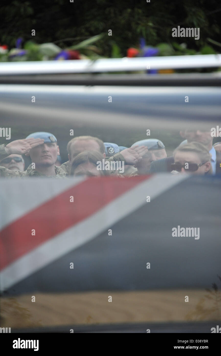 Brize Norton, Regno Unito. 06 Maggio, 2014. Il rimpatrio di Capt Thomas Clarke, Warrant Officer Classe 2 Spencer Faulkner e Cpl James Walters erano dal corpo dell'aria dell'Esercito, RAF intelligence officer Flt Lt Rakesh Chauhan e L/Cpl Oliver Thomas dell'Intelligenza Corps a Brize Norton in Oxfordshire Credito: Desmond Brambley/Alamy Live News Foto Stock